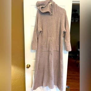 Barefoot Dreams Robe. Neck label is missing. Sm hole in neck. Very warm. Beige.